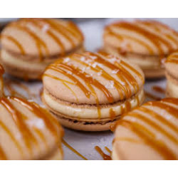Macaron caramel artisanal – Biscuit croquant aux amandes et beurre salé | Pâtisserie artisanale
